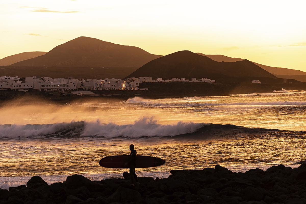 Atardecer de surf en Famara - Yaizart